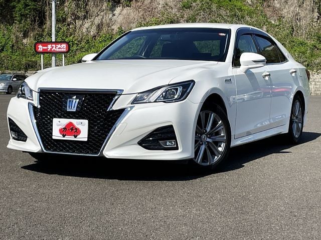CROWN sedan hybrid