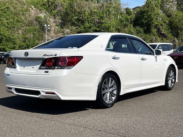CROWN sedan hybrid