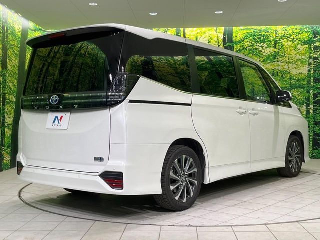 VOXY HYBRID