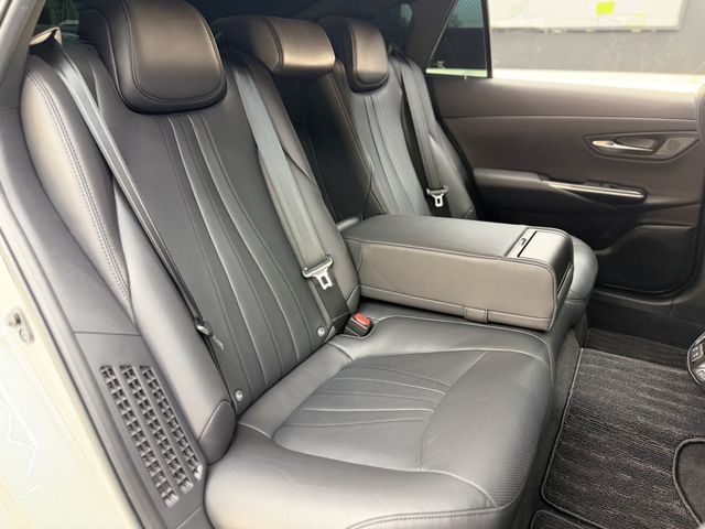 CROWN sedan hybrid