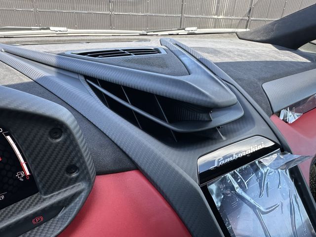 LAMBORGHINI Revuelto