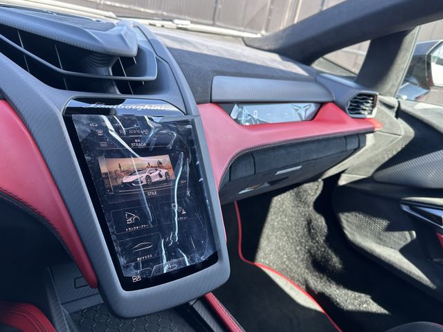 LAMBORGHINI Revuelto