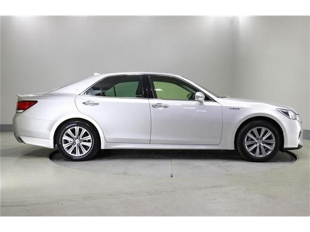 CROWN sedan hybrid 4WD