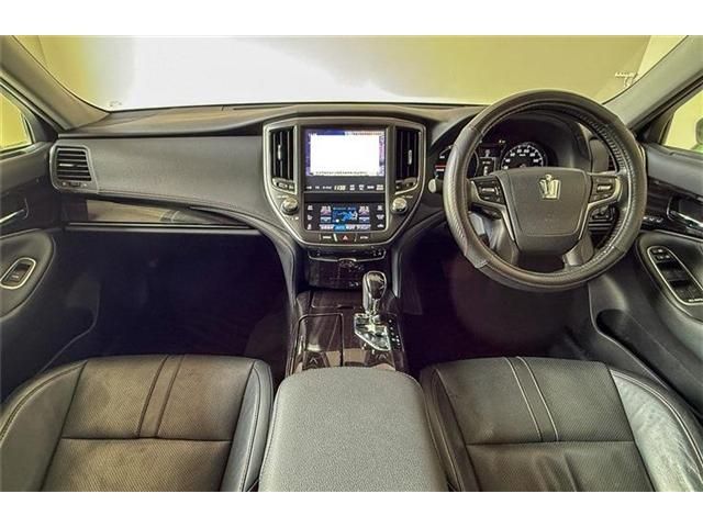 CROWN sedan hybrid 4WD