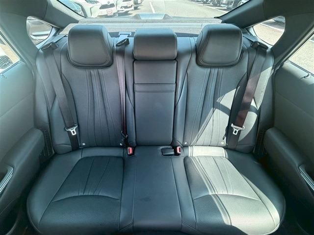 CROWN sedan hybrid