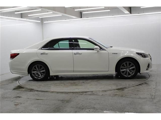 CROWN sedan hybrid