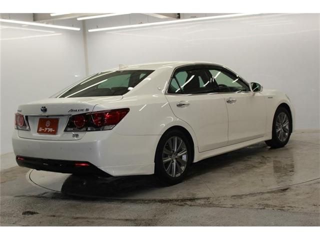 CROWN sedan hybrid