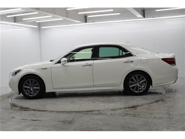 CROWN sedan hybrid