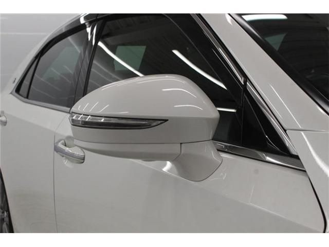 CROWN sedan hybrid