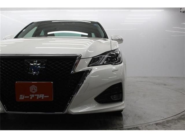 CROWN sedan hybrid
