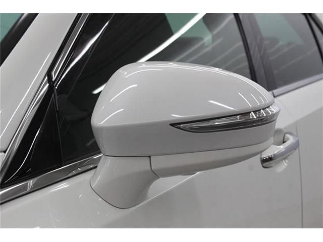 CROWN sedan hybrid