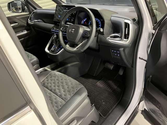 VOXY HYBRID 4WD