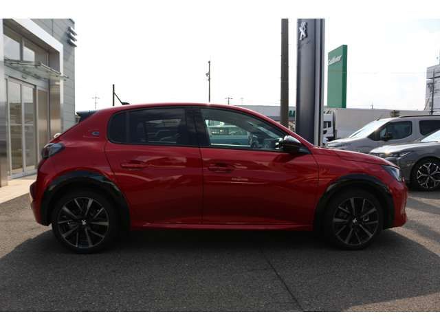 PEUGEOT e-208
