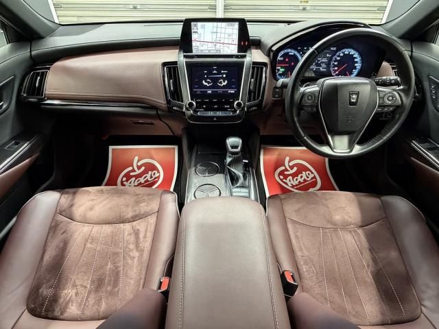 CROWN sedan hybrid