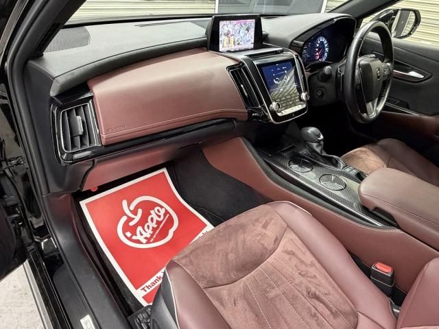 CROWN sedan hybrid