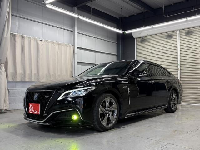 CROWN sedan hybrid