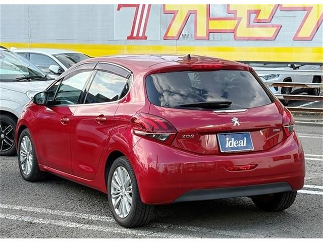 PEUGEOT 208