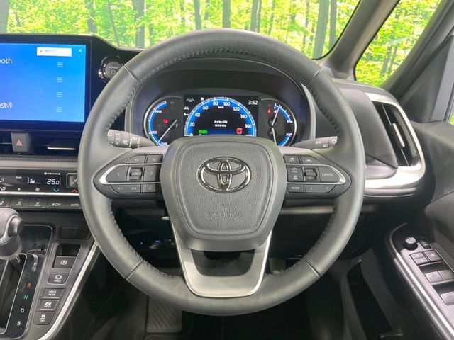 VOXY HYBRID