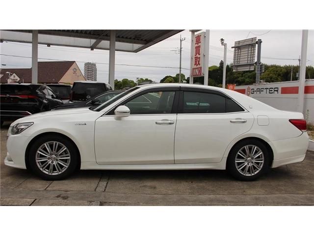 CROWN sedan hybrid