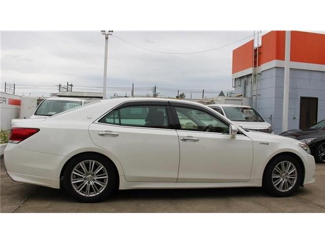 CROWN sedan hybrid