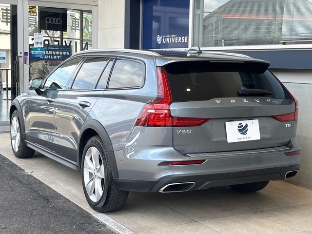 VOLVO V60 CROSS COUNTRY