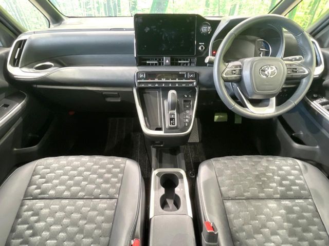 VOXY HYBRID 4WD