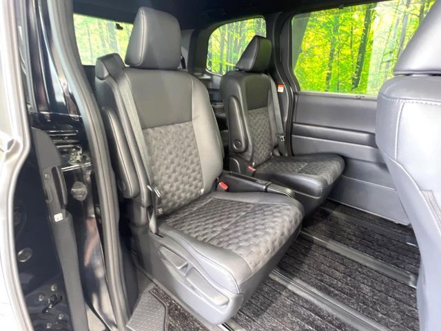 VOXY HYBRID 4WD
