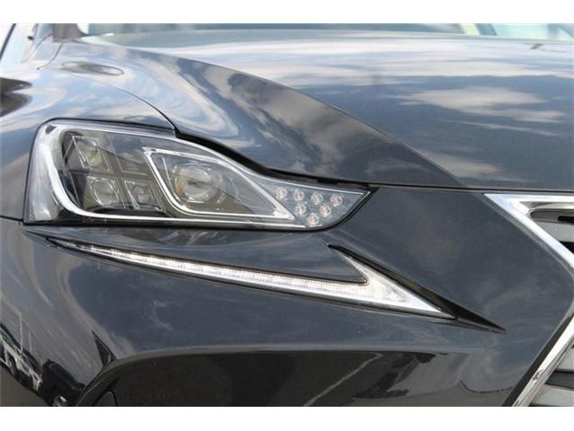 LEXUS IS200t