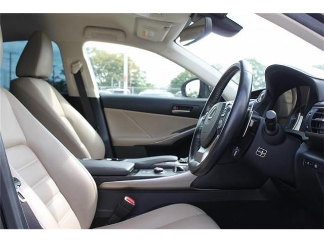 LEXUS IS200t