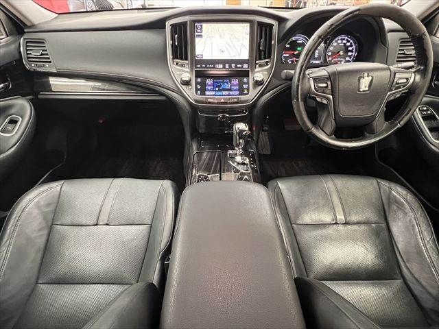 CROWN sedan hybrid