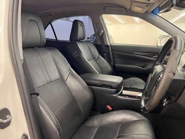 CROWN sedan hybrid