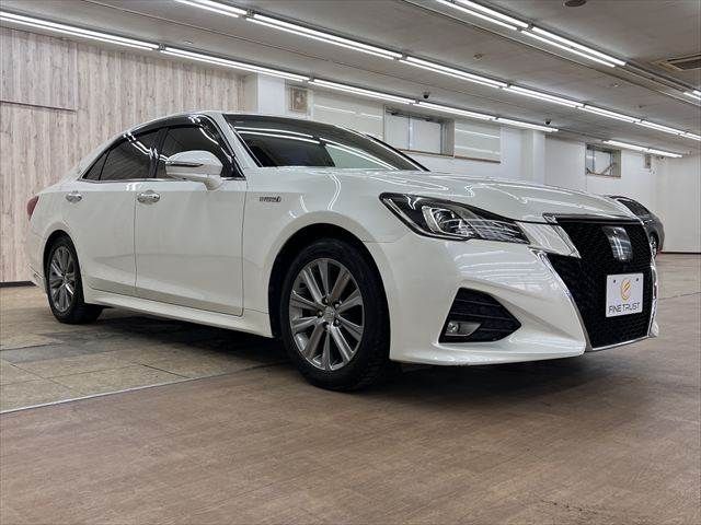 CROWN sedan hybrid