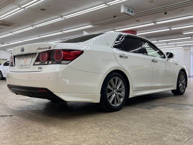 CROWN sedan hybrid