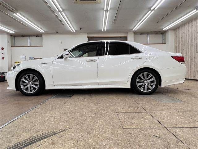 CROWN sedan hybrid