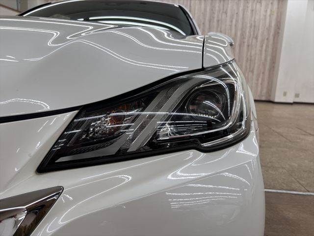 CROWN sedan hybrid