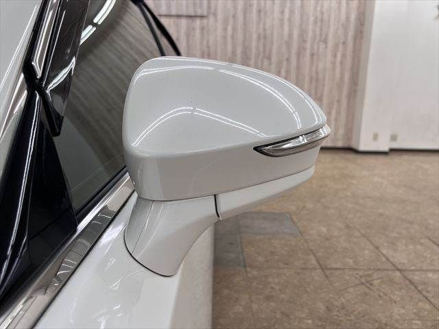 CROWN sedan hybrid