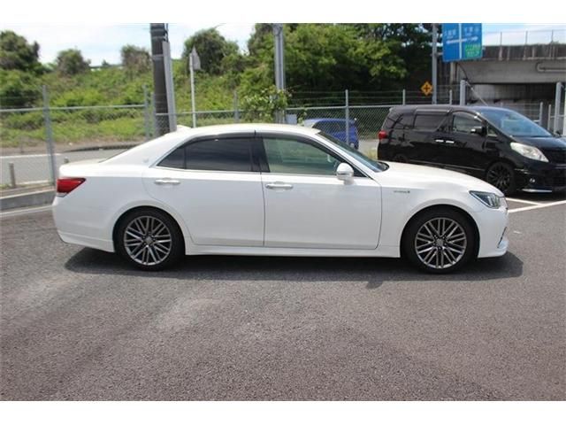 CROWN sedan hybrid