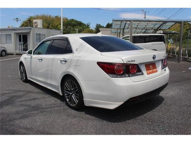 CROWN sedan hybrid