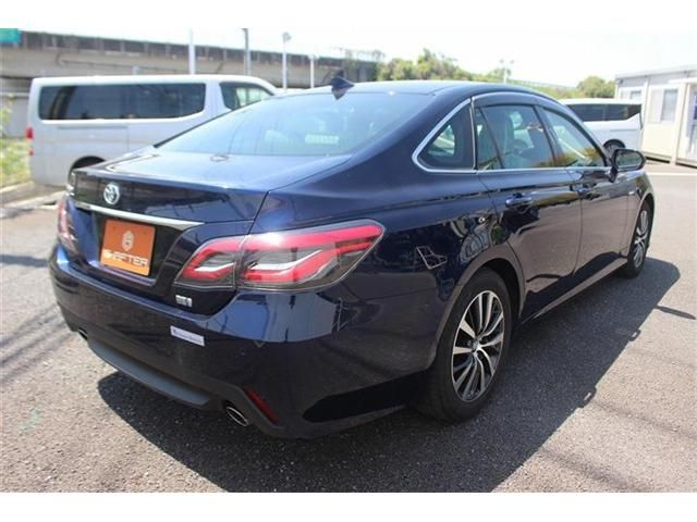 CROWN sedan hybrid