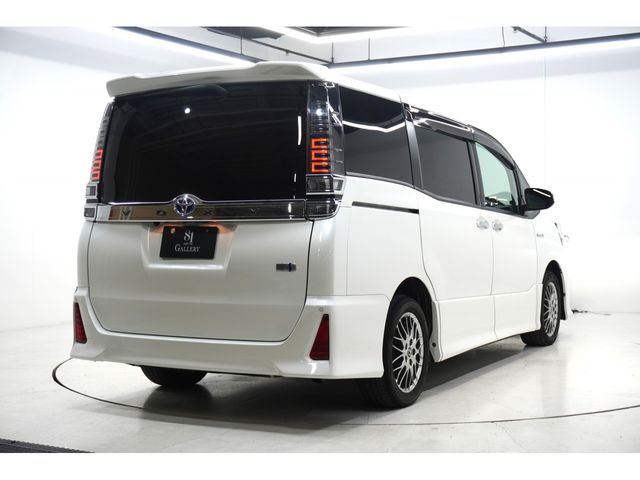 VOXY HYBRID