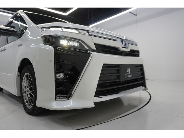 VOXY HYBRID