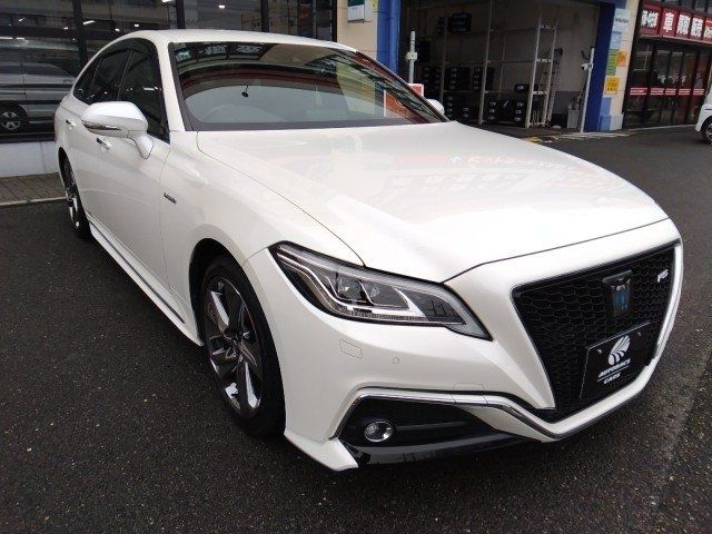 CROWN sedan hybrid