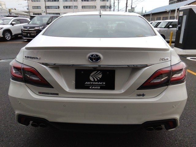 CROWN sedan hybrid