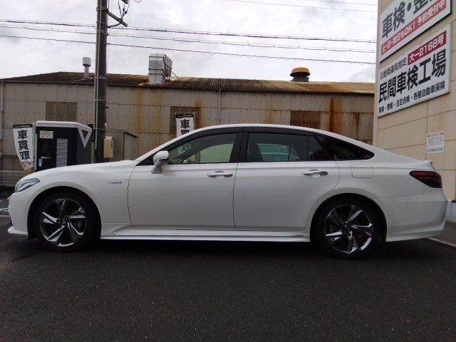 CROWN sedan hybrid