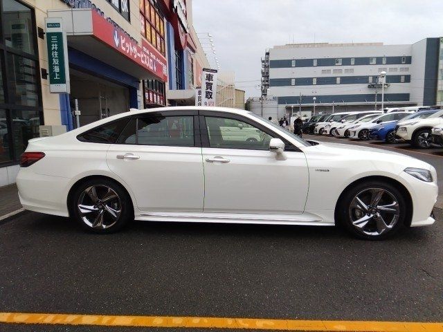 CROWN sedan hybrid