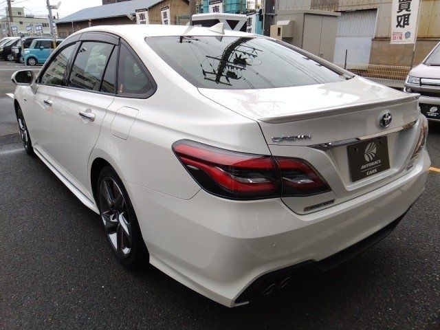 CROWN sedan hybrid