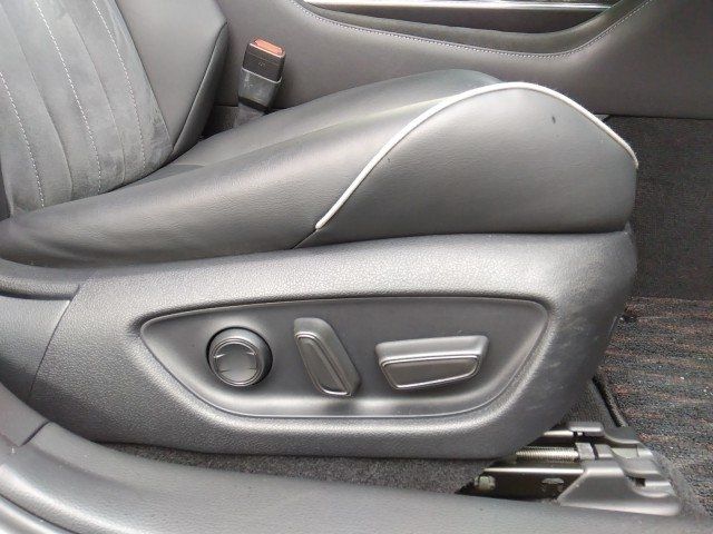 CROWN sedan hybrid