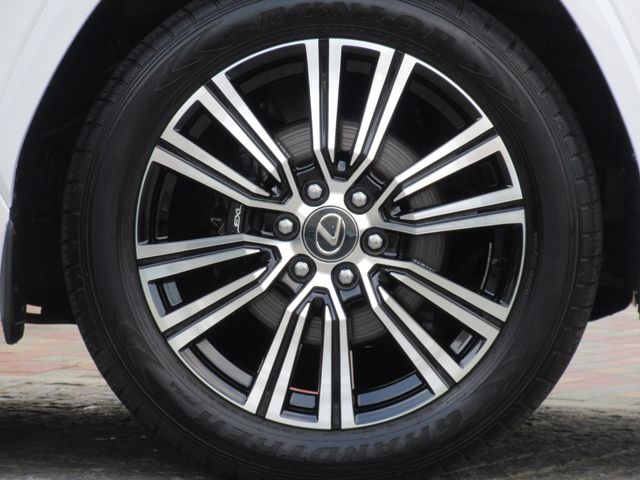 LEXUS LX600