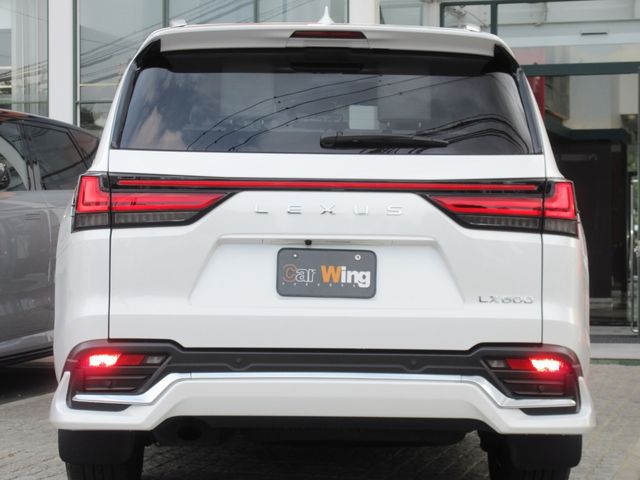 LEXUS LX600