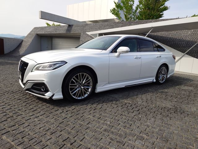 CROWN sedan hybrid